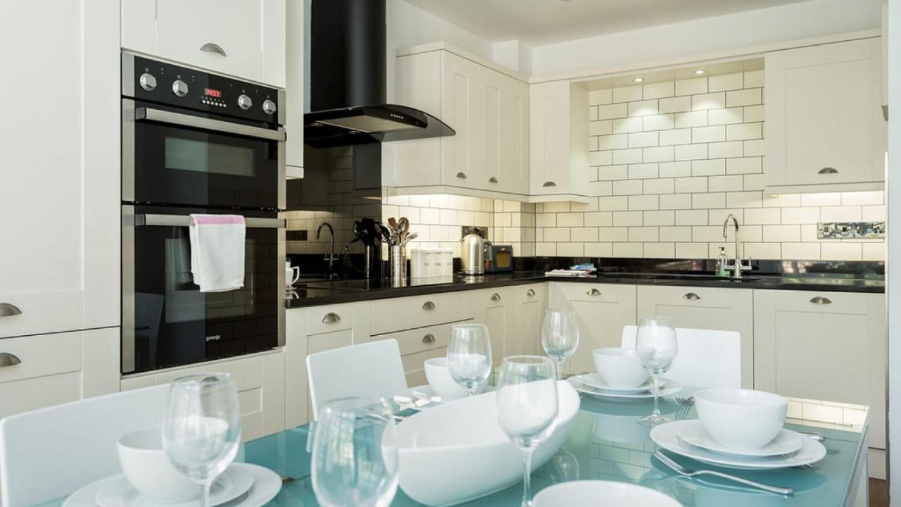 Vila Twin Palms Poole Exteriér fotografie